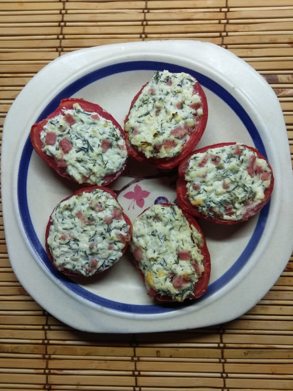 Помидоры, фаршированные творогом и колбасой