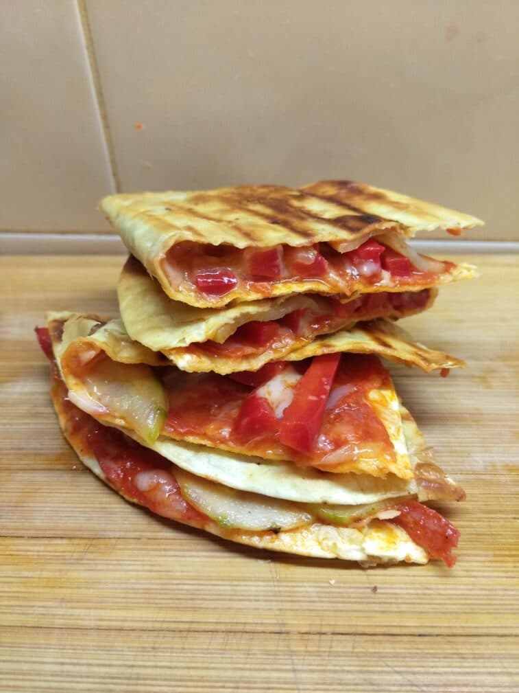 Такос с чоризо, болгарским перцем и огурцами