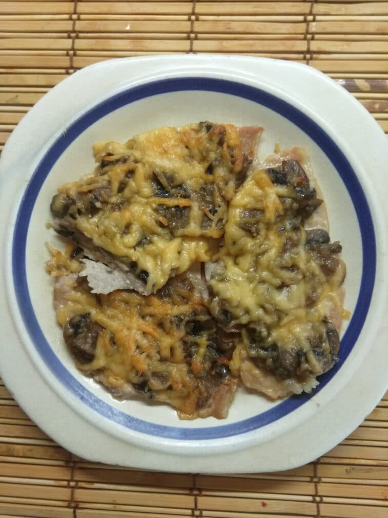 Мясо по-французски с шампиньонами