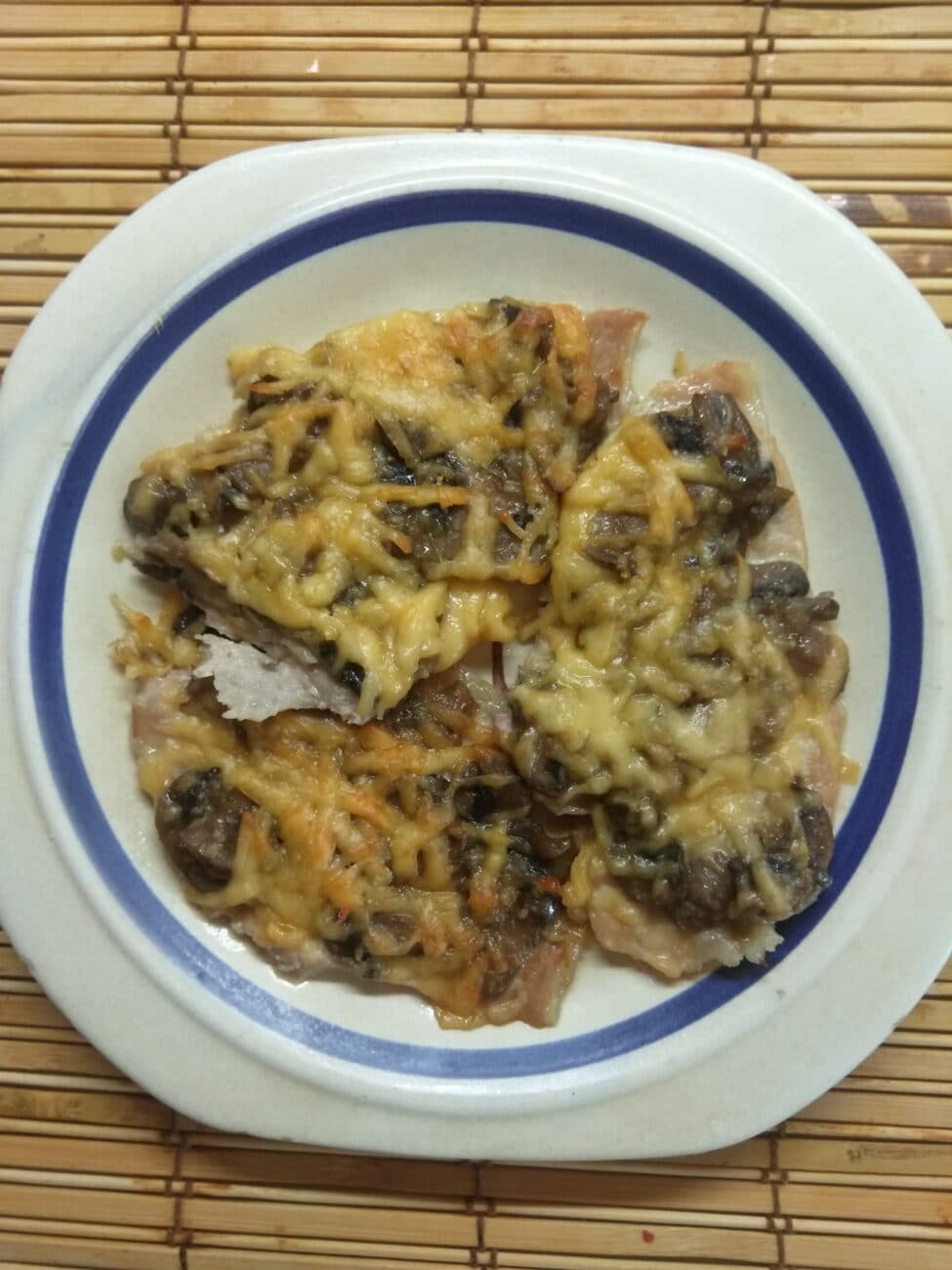 Мясо по-французски с шампиньонами