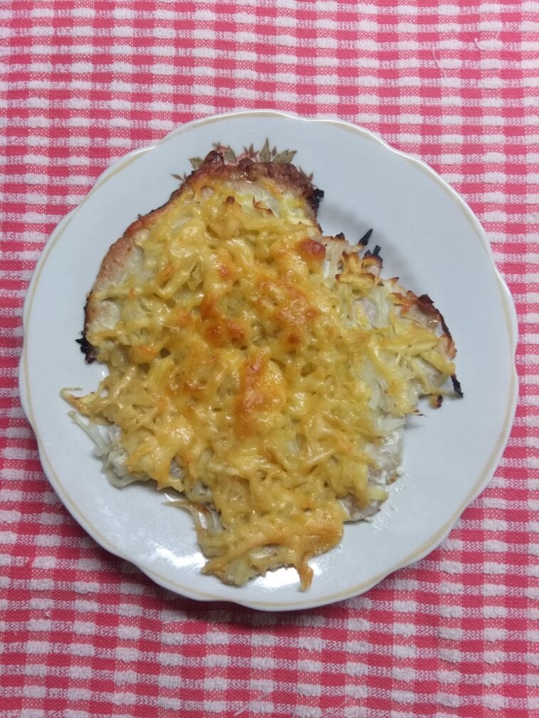 Мясо по-французски с яблоками