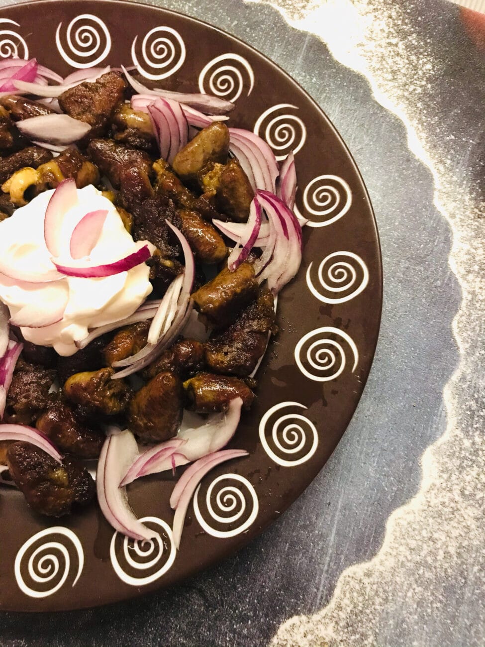 Жареные куриные сердечки со сметаной и красным луком