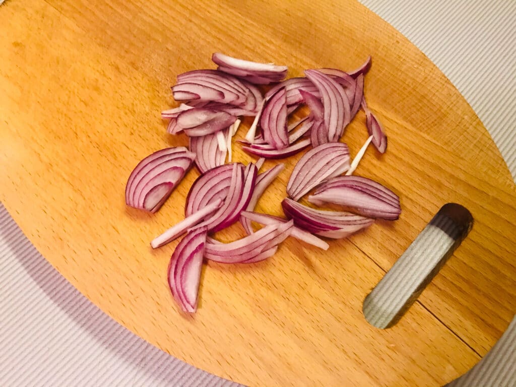 Фото рецепта - Жареные куриные сердечки со сметаной и красным луком - шаг 5