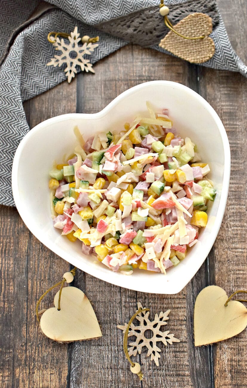 Салат с крабовым мясом, сыром и ветчиной