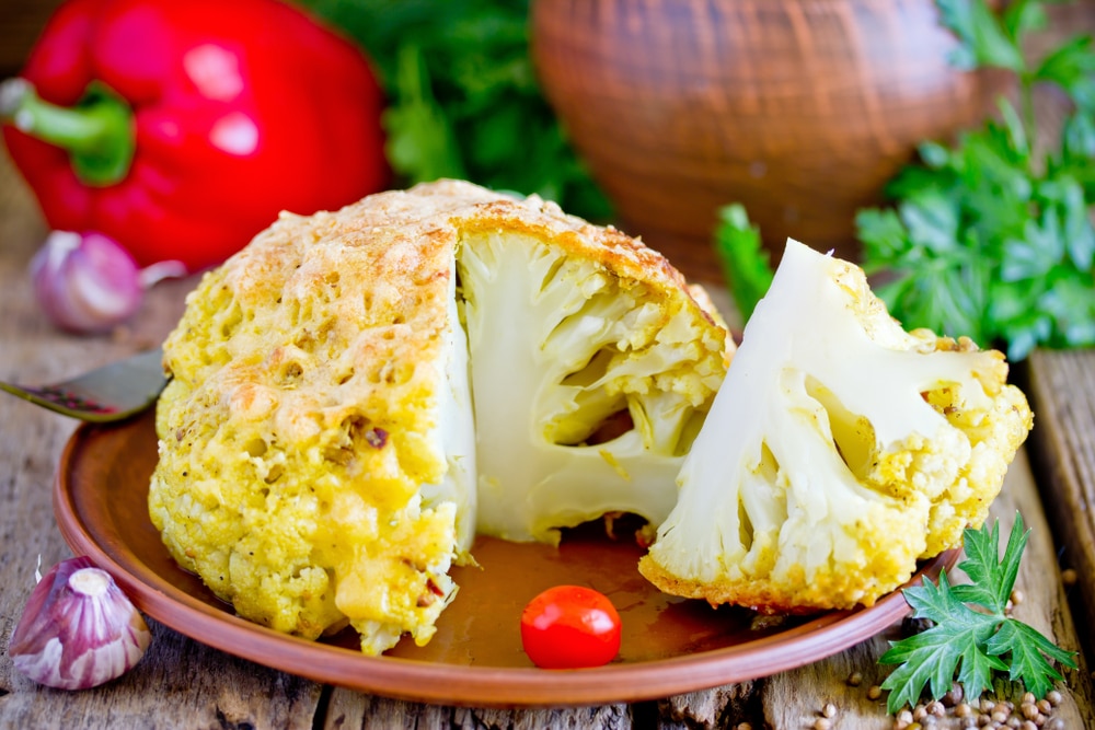 Целая запеченная цветная капуста с хрустящей корочкой из сыра