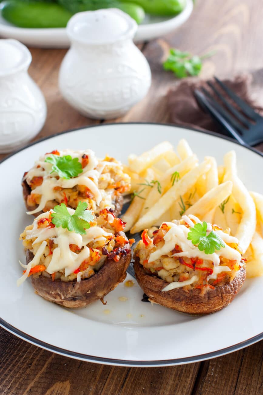 Шампиньоны, фаршированные овощами и беконом