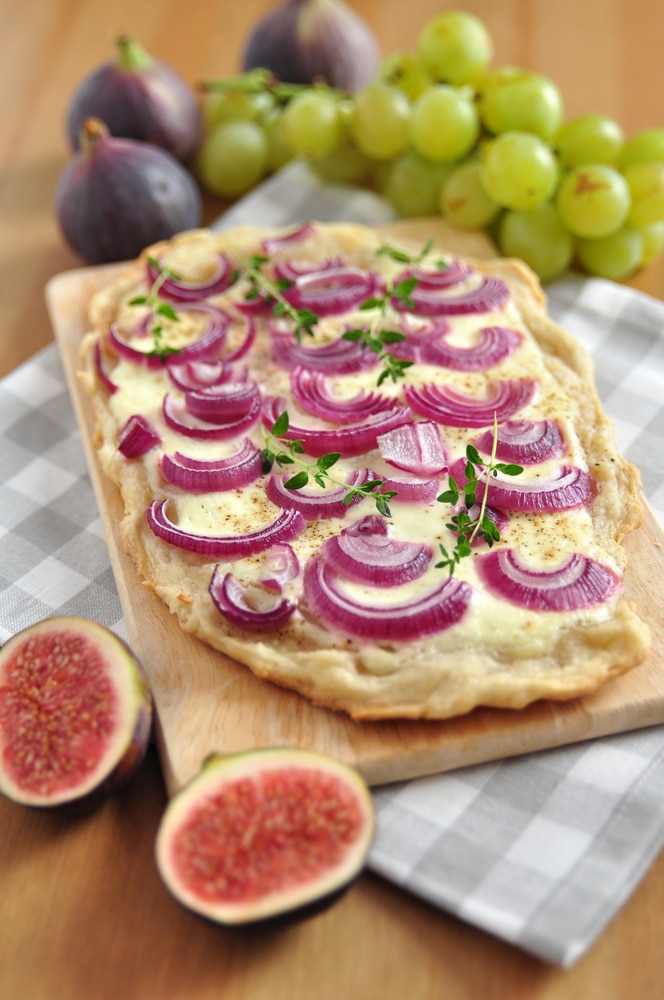 Французский пирог с сыром и луком