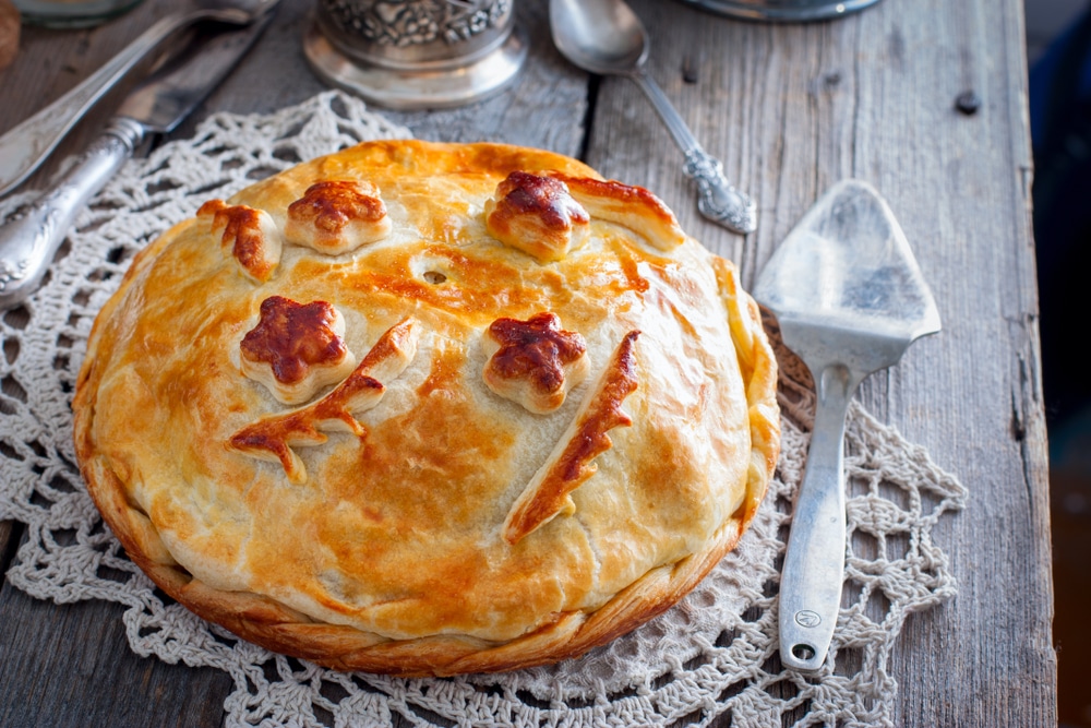 Фото рецепта - Курник с рисом, курицей и грибами - шаг 5