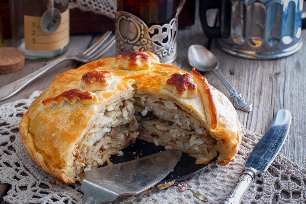 Фото рецепта - Курник с рисом, курицей и грибами - шаг 6
