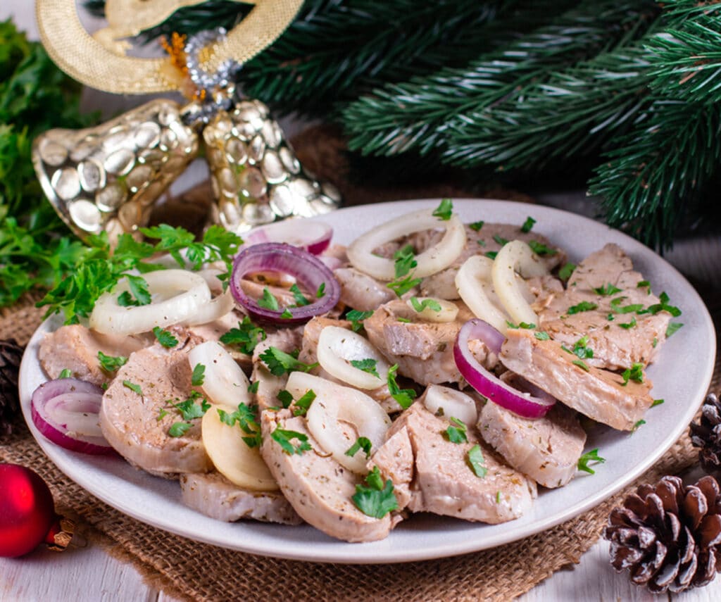 Маринованный отварной язык луке и травах