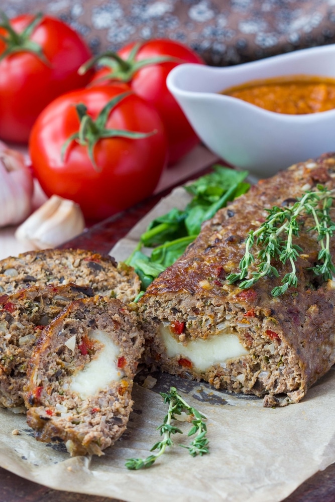 Мясной рулет из фарша с овощами и сыром
