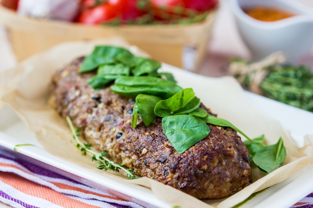Фото рецепта - Мясной рулет из фарша с овощами и сыром - шаг 4
