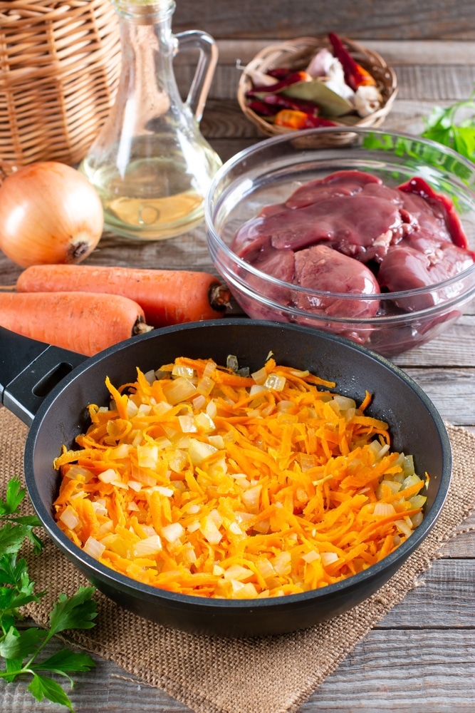 Фото рецепта - Паштет из курной печени с жареной морковкой и луком - шаг 6