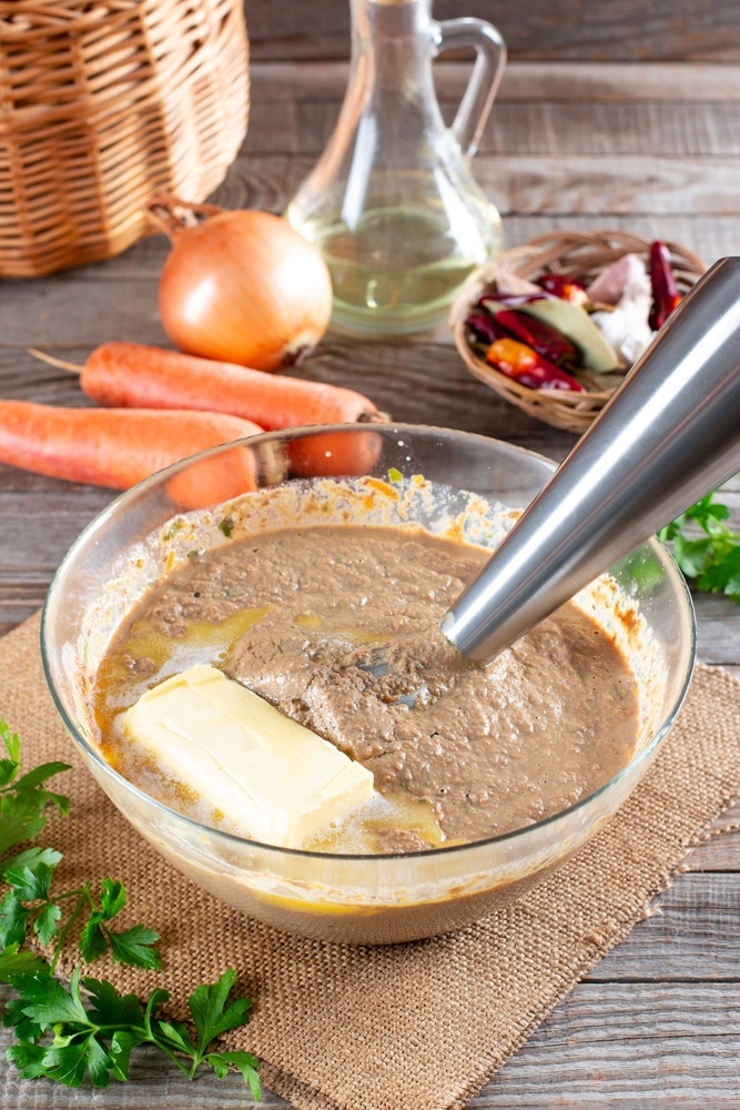 Фото рецепта - Паштет из курной печени с жареной морковкой и луком - шаг 9