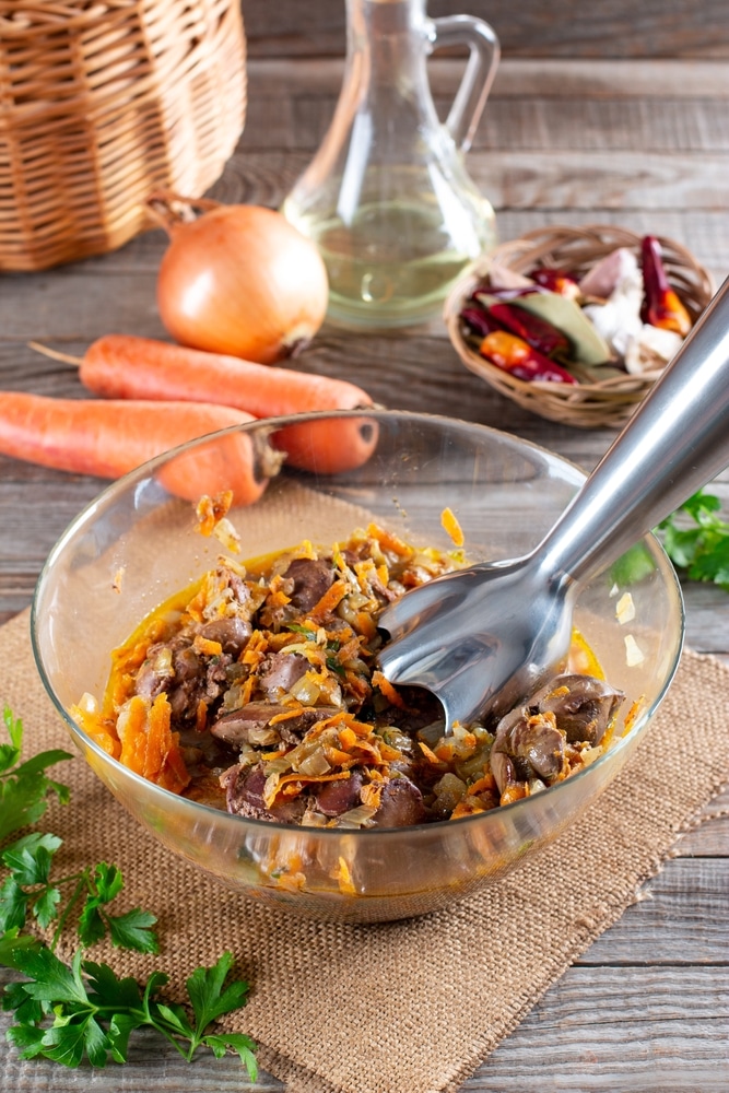 Фото рецепта - Паштет из курной печени с жареной морковкой и луком - шаг 8