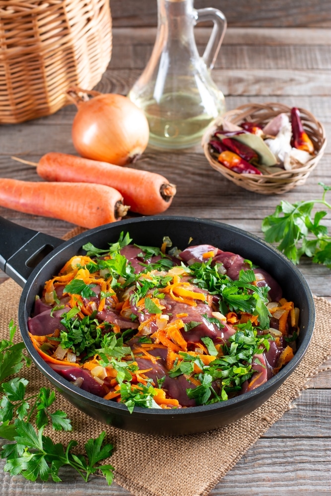 Фото рецепта - Паштет из курной печени с жареной морковкой и луком - шаг 7