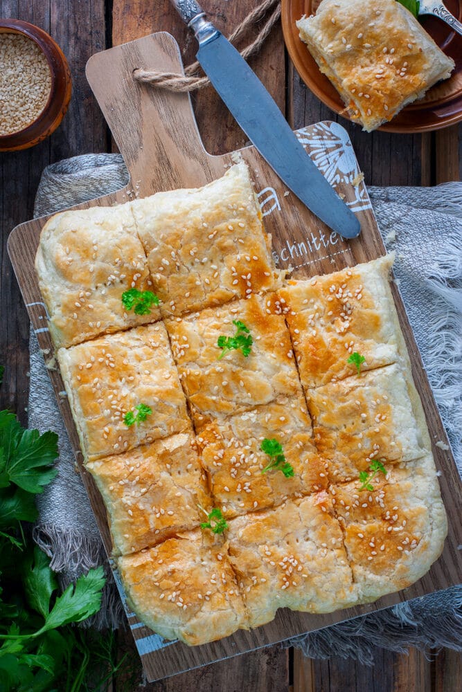 Фото рецепта - Пирог с курицей и морковью из слоеного теста - шаг 6