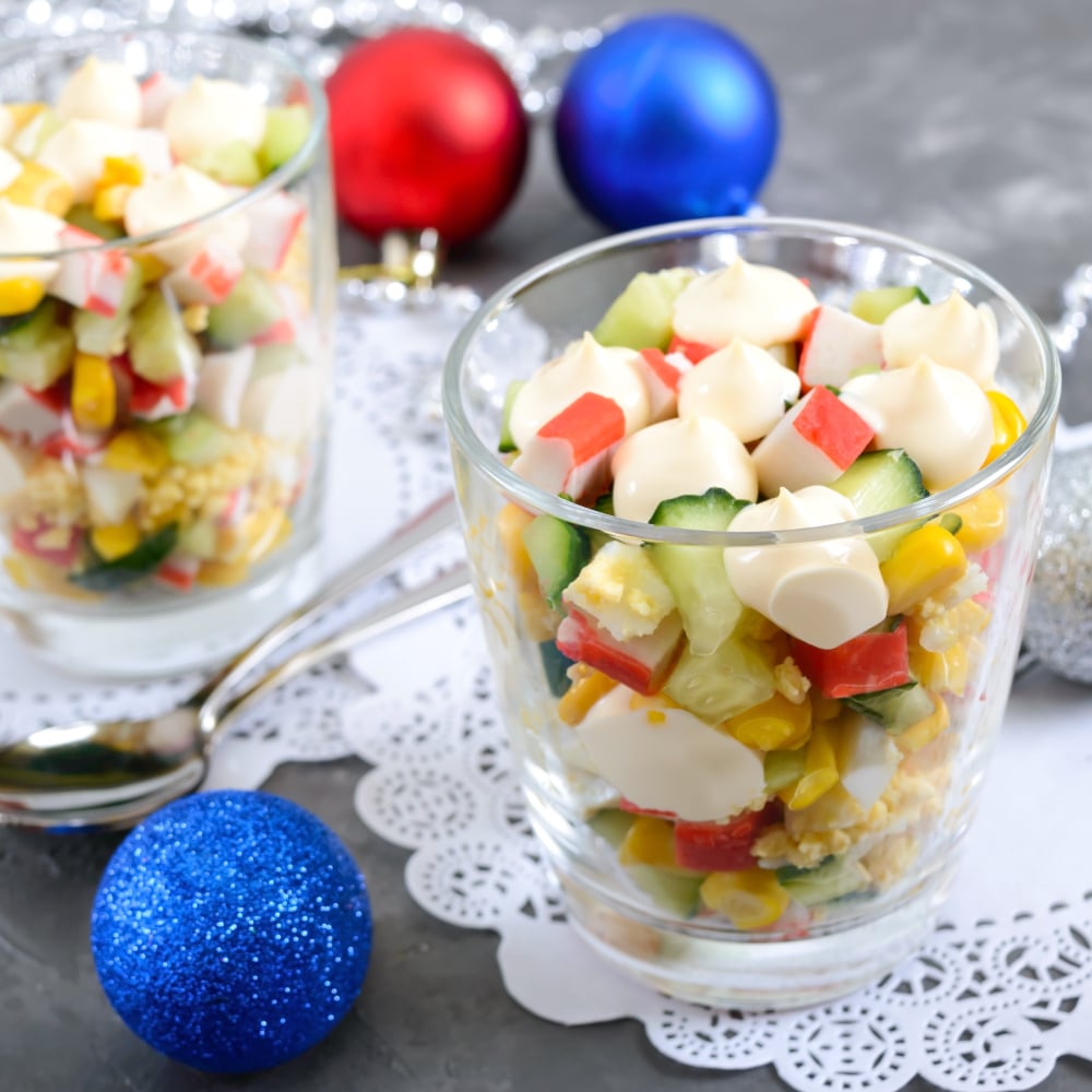 Быстрый салат с крабовыми палочками и кукурузой