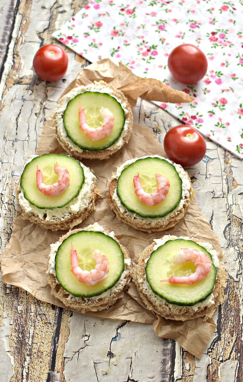 Бутерброды с креветками и огурцом