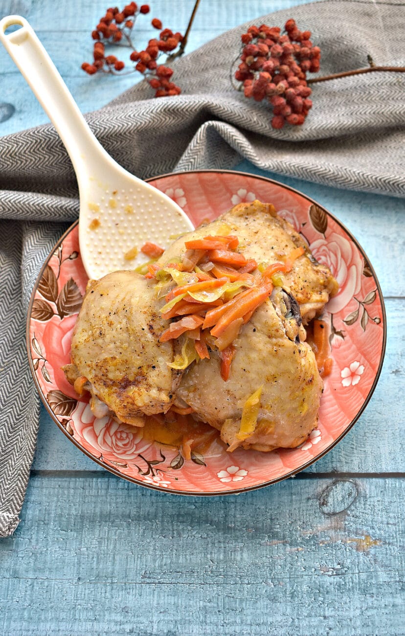 Куриные бедра, тушенные с овощами в мультиварке