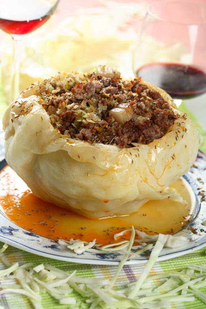 Кочан капусты фаршированный мясом (ленивый голубец)