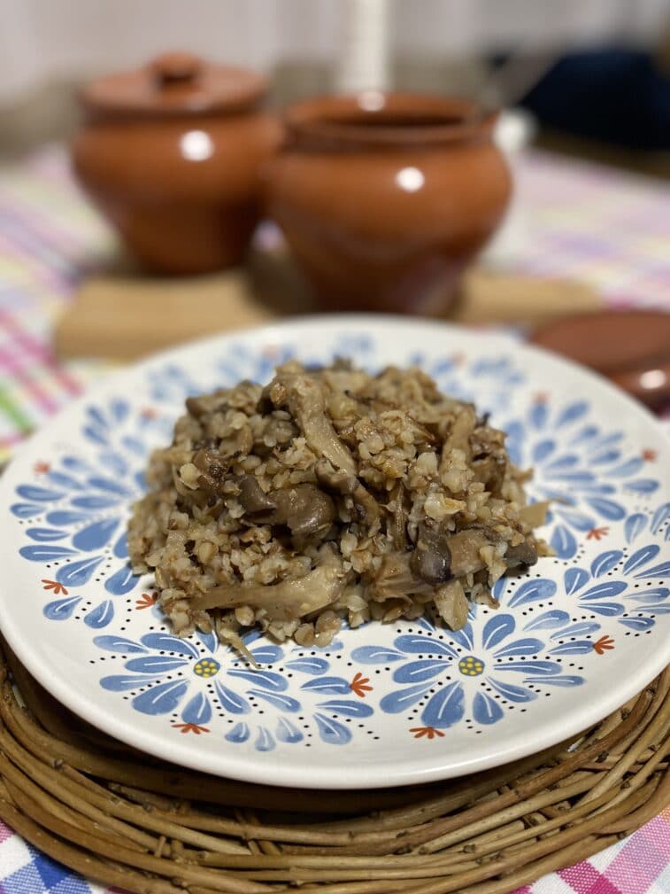Запеченная гречка с грибами в горшочках
