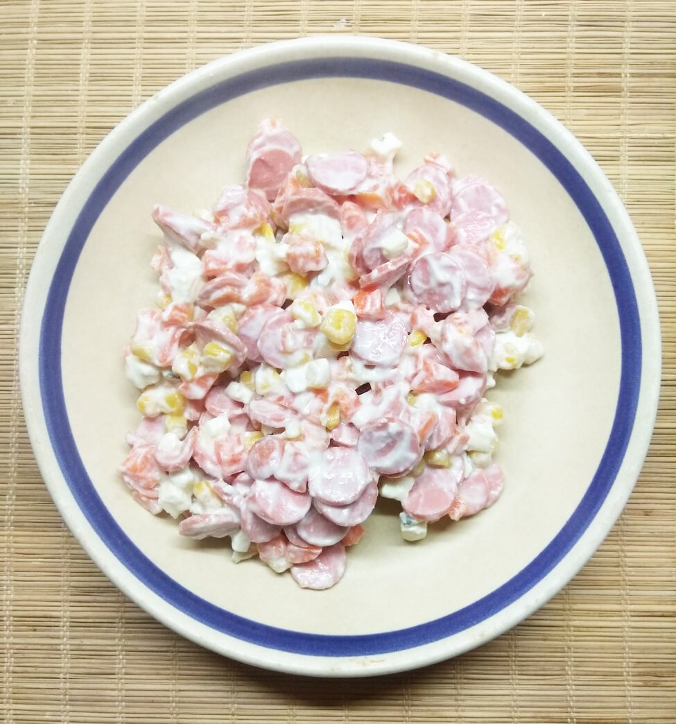 Салат с сосисками, морковью, кукурузой и Сыром Дор Блю