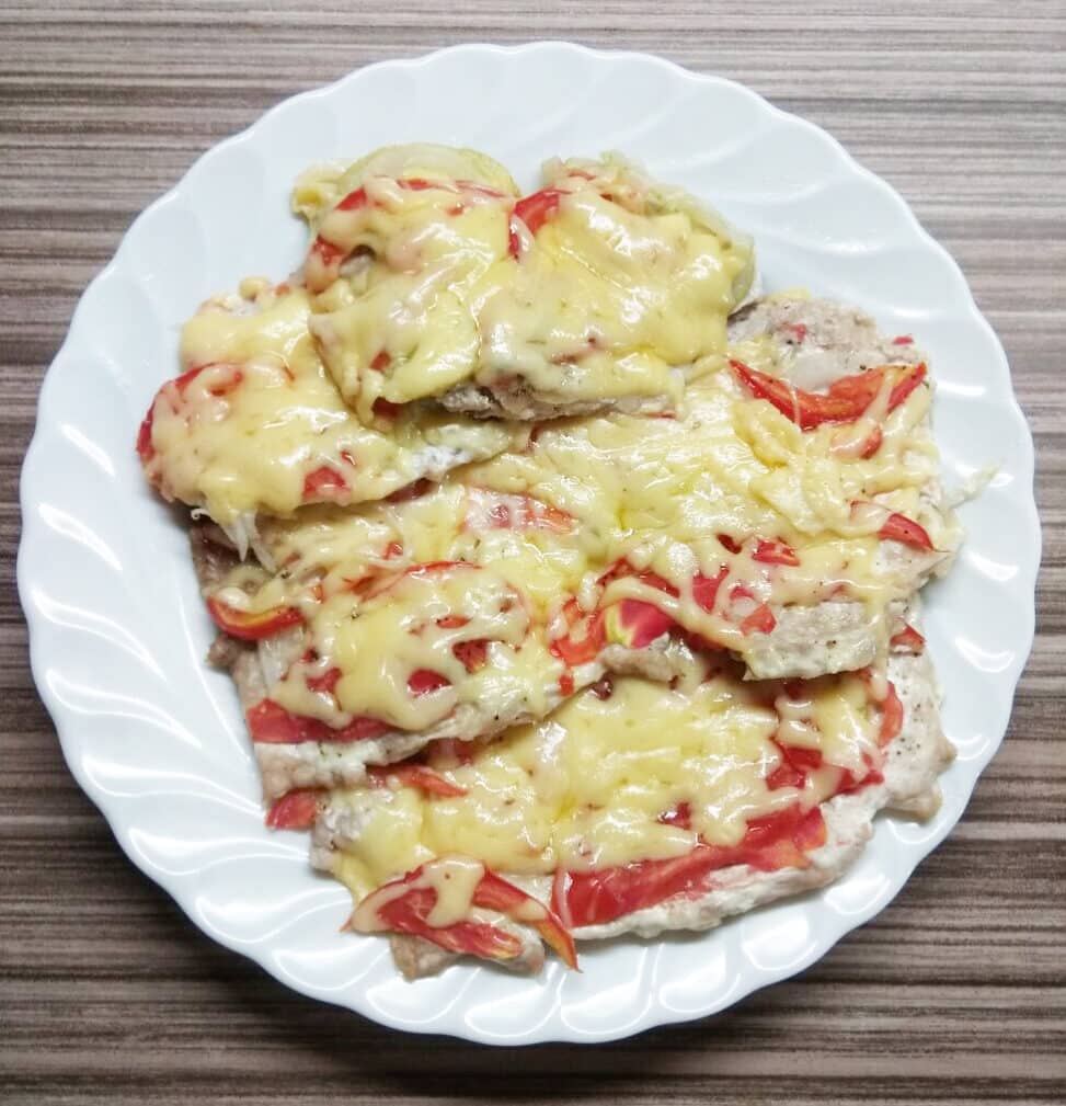 Запеченные свиные отбивные с помидорами и сыром