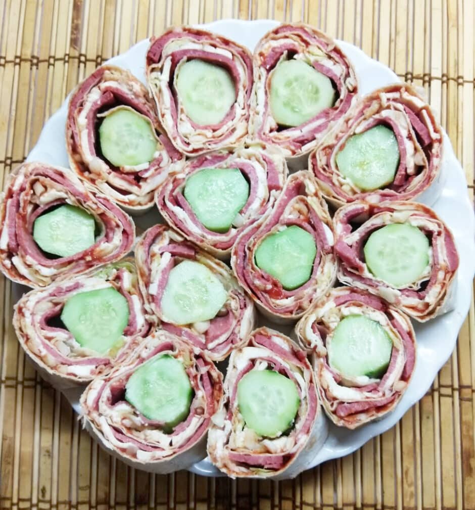 Рулеты из лаваша с плавленым сыром, салями, капустой и огурцом