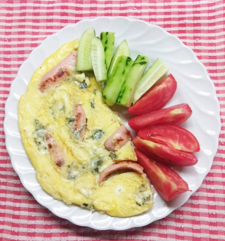 Омлет с сосисками и сыром Дор Блю