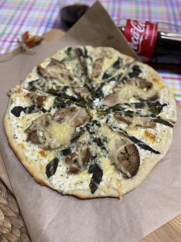 Пицца с индейкой и шпинатом со сливочным соусом
