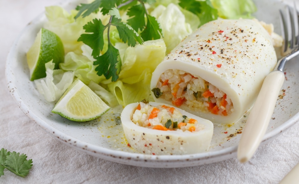 Фото рецепта - Кальмары фаршированные с рисом и овощами - шаг 7