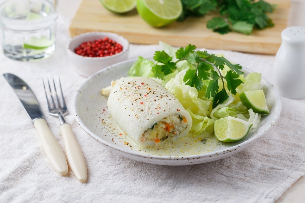 Фото рецепта - Кальмары фаршированные с рисом и овощами - шаг 6