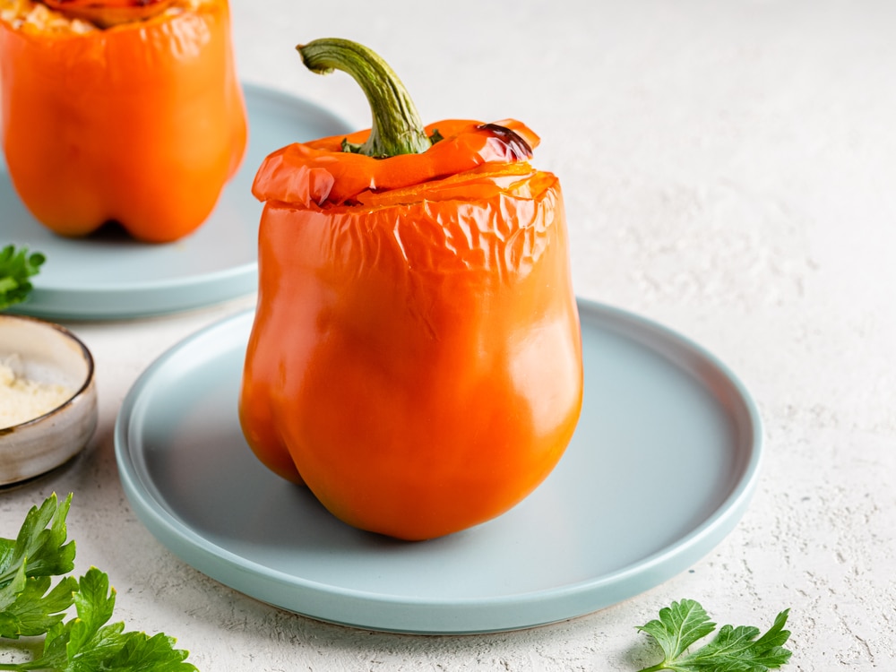 Запеченный фаршированный перец с рисом и курицей
