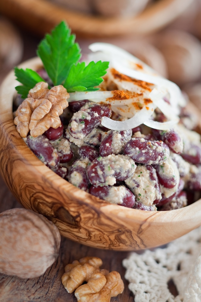 Салат из красной фасоли с соусом из грецких орехов