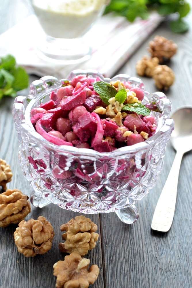 Салат из свеклы и нута с луком и орехами