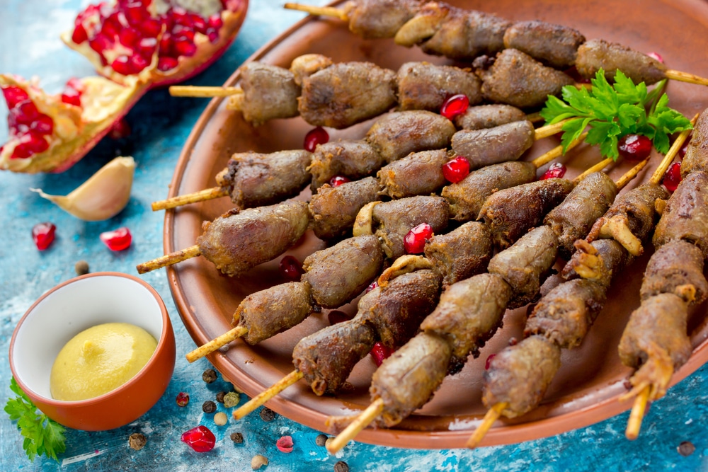 Фото рецепта - Шашлык из куриных сердечек в горчично-чесночном соусе - шаг 7