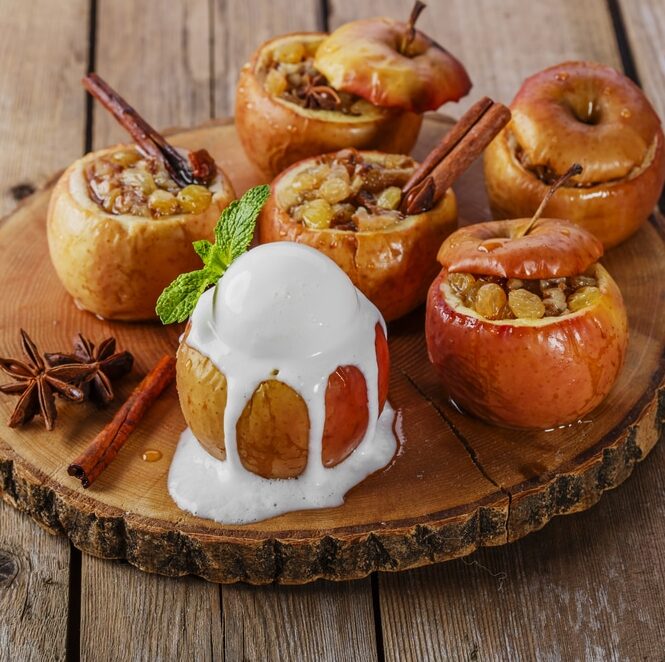 Запеченные яблоки с изюмом, медом и корицей
