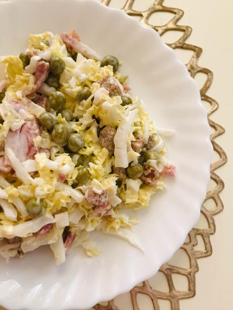 Быстрый салат из пекинской капусты с горошком и колбасой