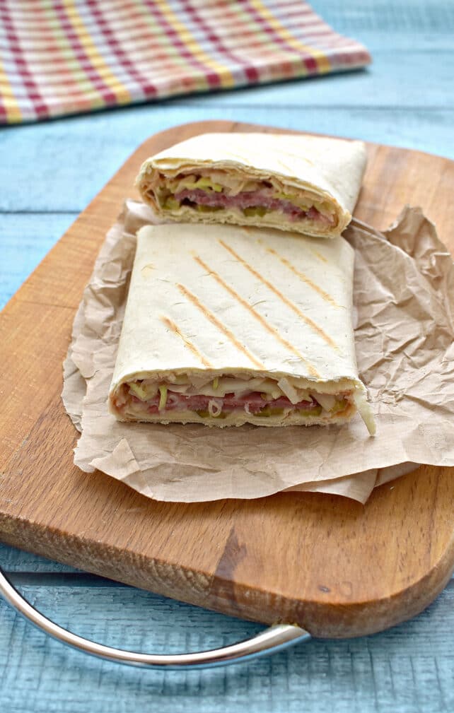 Закуска из лаваша с капустой, огурцом и сыром