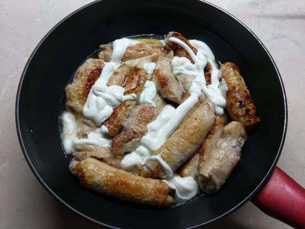 Фото рецепта - Мясные рулетики из свинины с черносливом - шаг 6