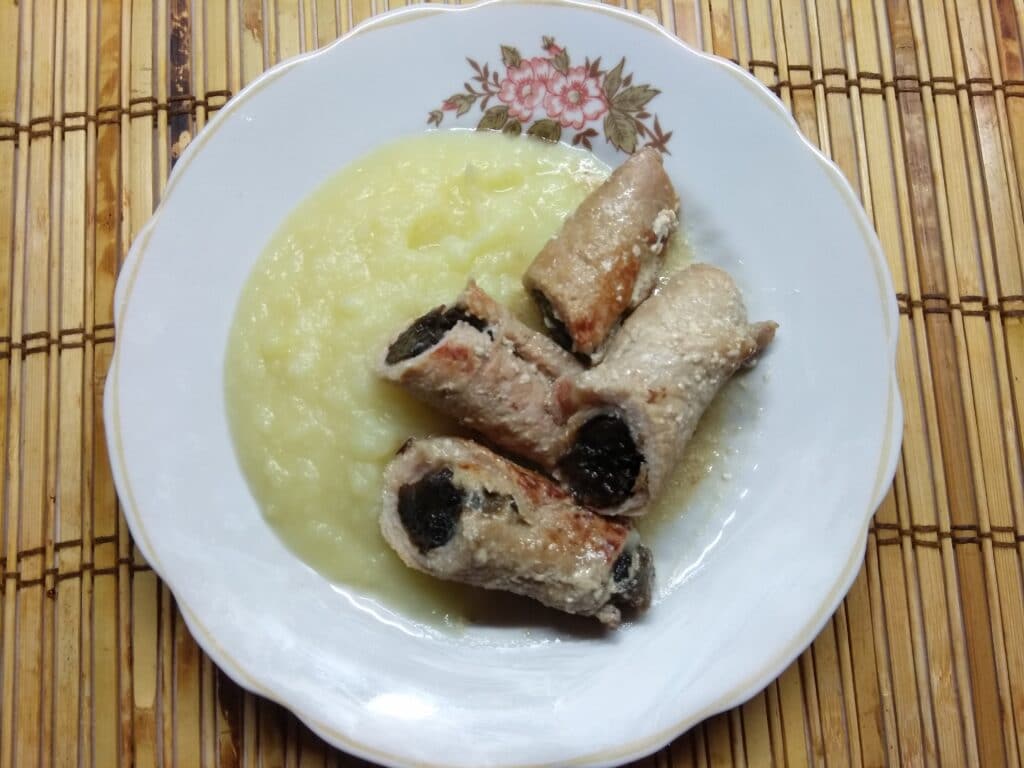 Фото рецепта - Мясные рулетики из свинины с черносливом - шаг 7