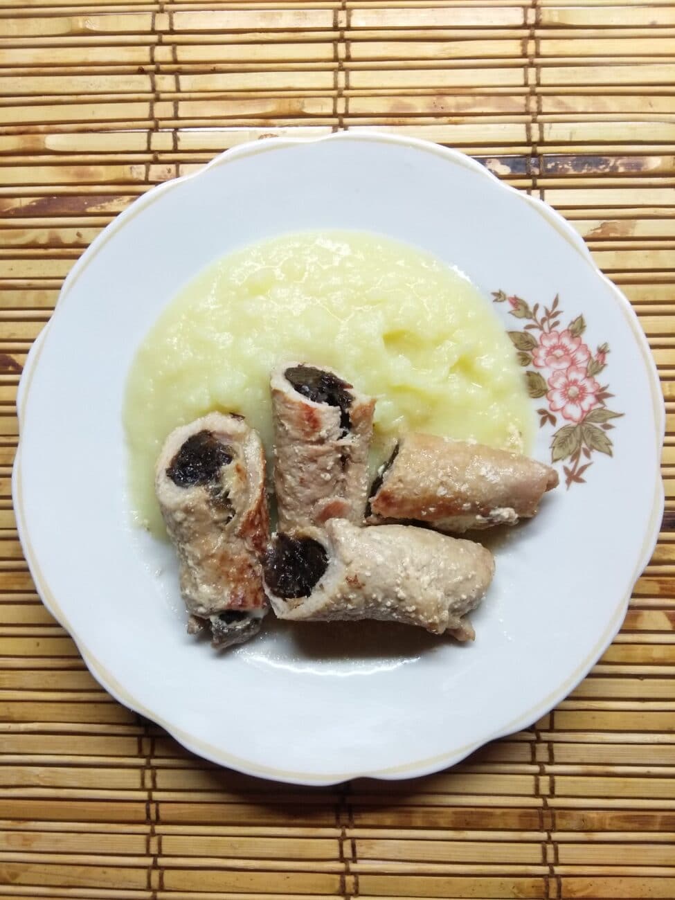 Мясные рулетики из свинины с черносливом