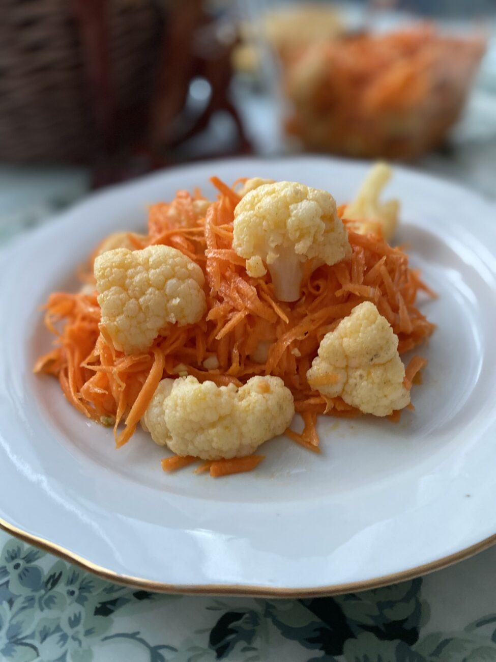 Салат из моркови и цветной капусты