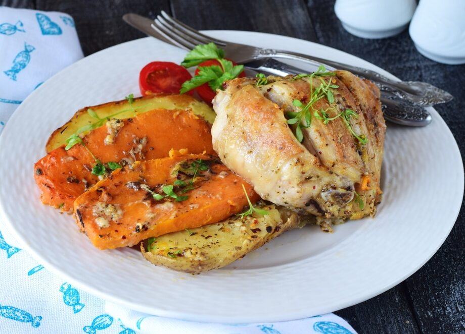 Куриные бедра и голень, запеченные с овощами