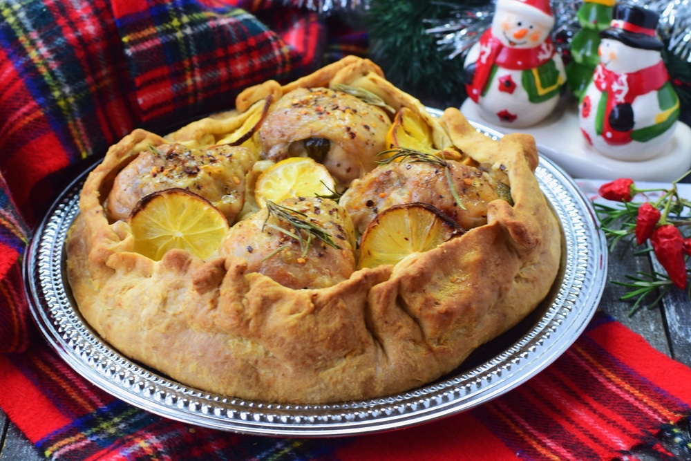 Запеченные куриные бедра с рисом и лимоном в тесте