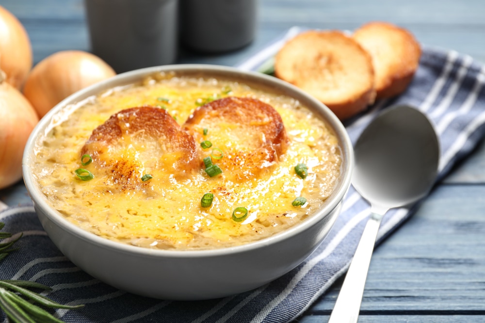 Луковый суп на говяжьем бульоне с гренками и сыром