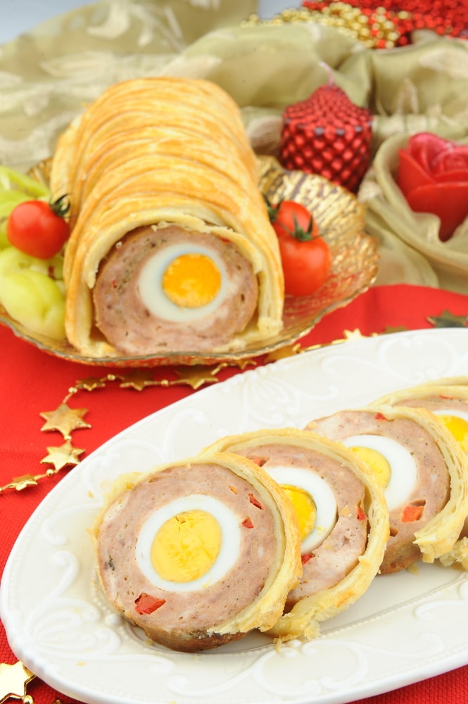 Мясной рулет с яйцом в слоеном тесте