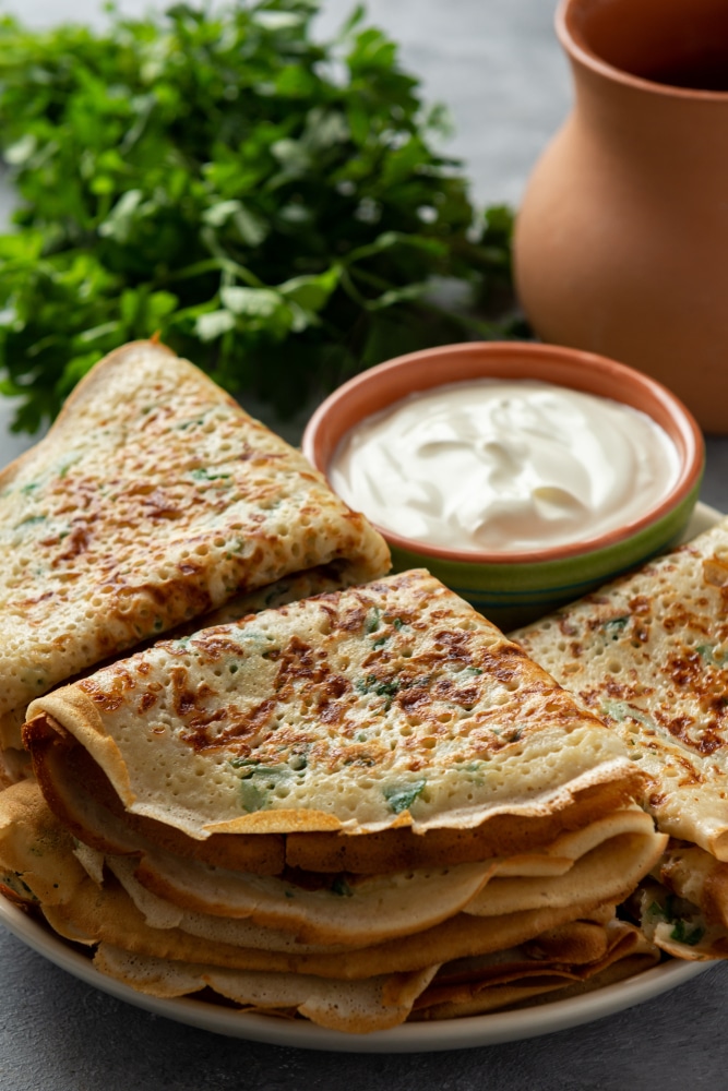Пикантные блины с сыром и зеленью