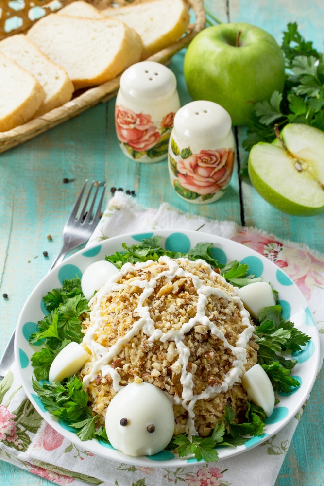 Салат «Черепаха» с курицей и яблоком